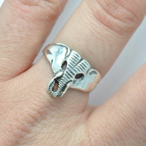 Bague éléphant en argent 925 portée