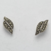 des boucles d'oreille marcassite et argent sur un fond blanc