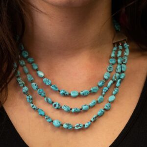 Collier multi-rangs en perles turquoise et argent