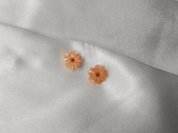 boucles d'oreille fleurs en corail claires